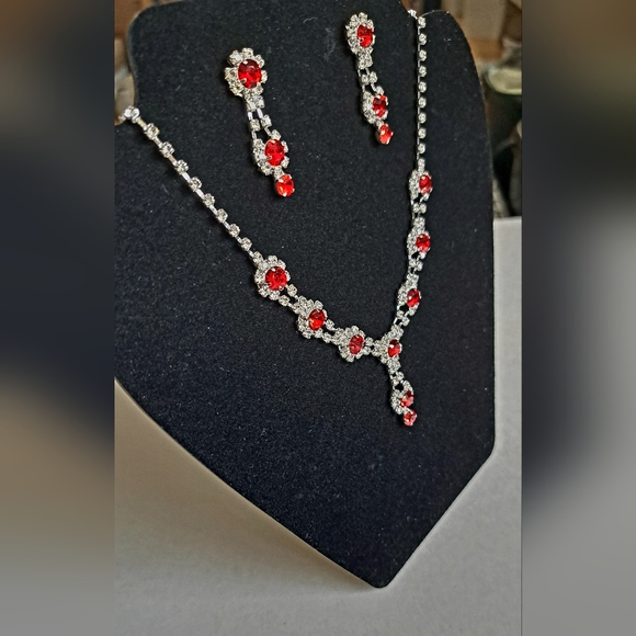 FASHION JEWELRY COLLECTION STUNNING NECKLACE AND EARRINGS SET. NEW WITH TAG. - Picture 3 of 3